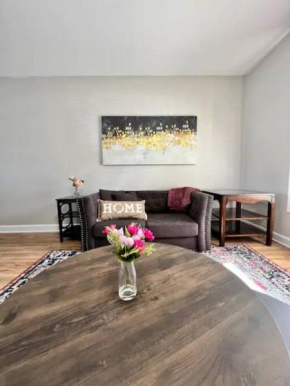 Modern 2-story apt w/ high speed Wi-Fi & Patio!